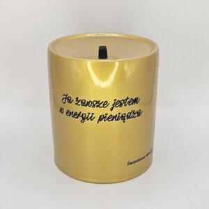 Złota skarbonka z afirmacjami po obydwu stronach