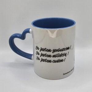 Kubek biały z błękitnym wnętrzem i uszkiem w kształcie serca z afirmacjami po obydwu stronach.
