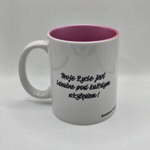 Kubek biały z różowym wnętrzem z afirmacjami po obydwu stronach