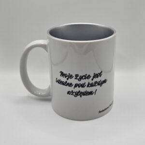 Kubek biały ze srebrnym wnętrzem z afirmacjami po obydwu stronach