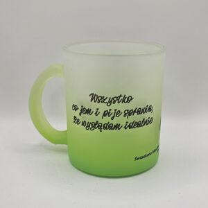 Kubek szroniony zielony z afirmacjami po obydwu stronach