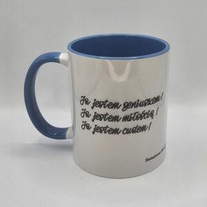 Kubek biały z błękitnym wnętrzem i uszkiem z afirmacjami po obydwu stronach.