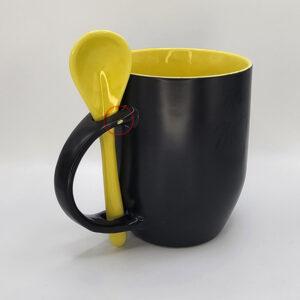 Kubek magiczny z kolorową łyżeczką - żółty z afirmacjami po obydwu stronach.