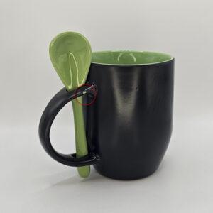 Kubek magiczny z kolorową łyżeczką - zielony z afirmacjami po obydwu stronach.