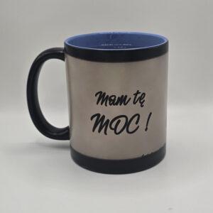 Kubek magiczny czarny z błękitnym środkiem z afirmacjami po obydwu stronach.