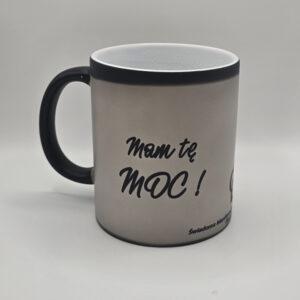 Kubek magiczny czarny z białym środkiem z afirmacjami po obydwu stronach.