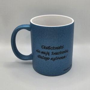 Brokatowy kubek niebieski z afirmacjami po obydwu stronach
